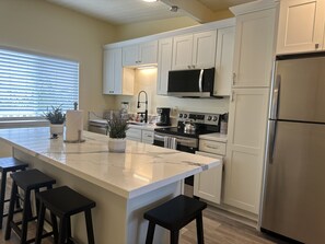 Microwave, cookware/dishes/utensils