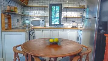 Apartemen (1 Bedroom) | Dapur pribadi | Lemari es besar, microwave, oven, dan kompor