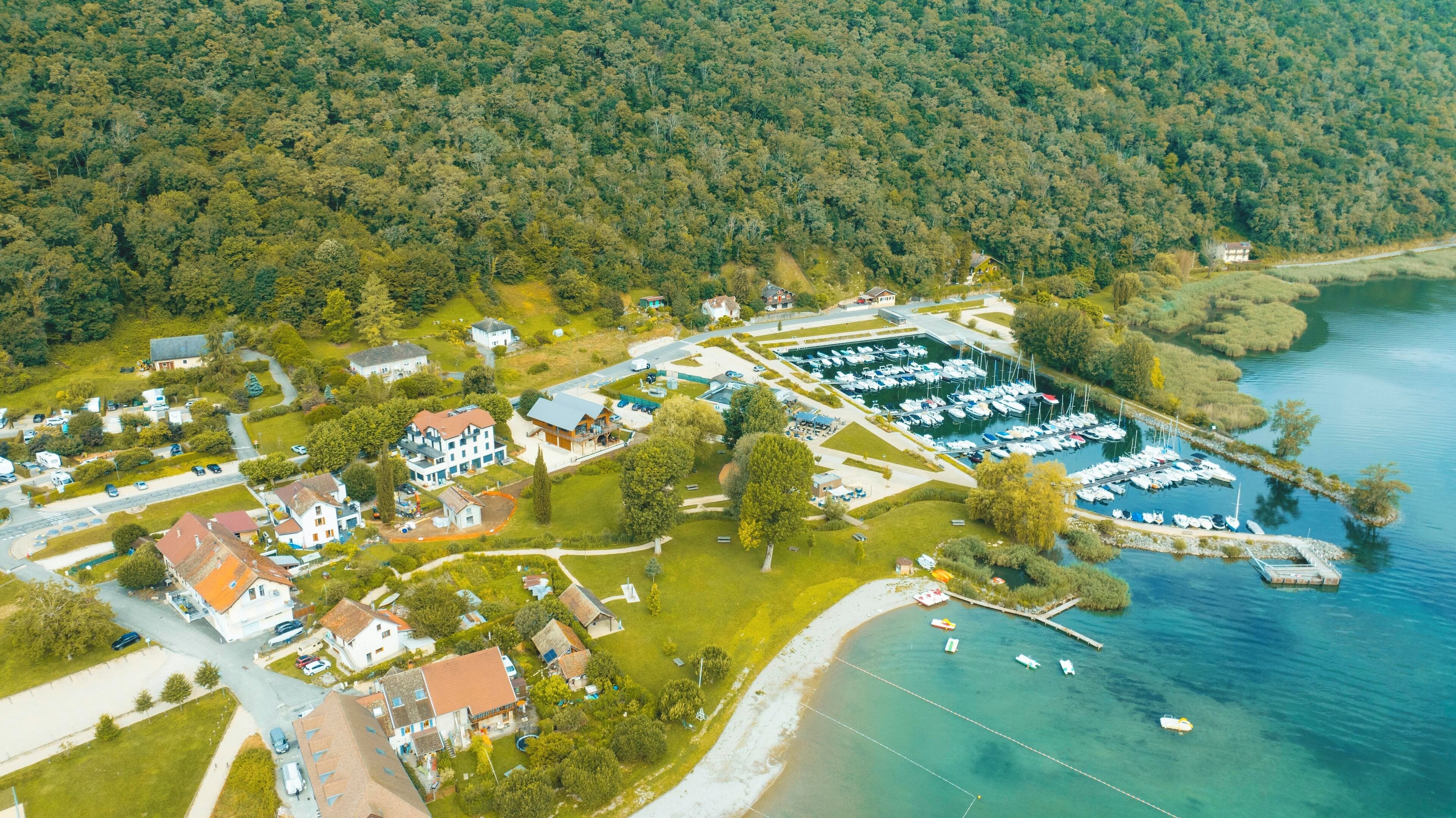CHALETS DE CONJUX idéalement situés en première ligne au bord du lac 