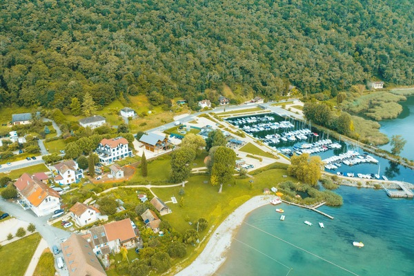 CHALETS DE CONJUX idéalement situés en première ligne au bord du lac