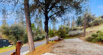 Charming mountain retreat with wraparound deck, wood stove, & washer/dryer