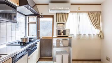 Rumah Deluks | Dapur pribadi | Lemari es besar, microwave, kompor, dan ketel listrik