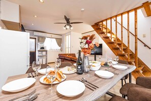 Deluxe House | In-room dining - Rosso (Osaka)