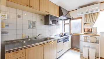 Rumah Deluks | Dapur pribadi | Lemari es besar, microwave, kompor, dan ketel listrik