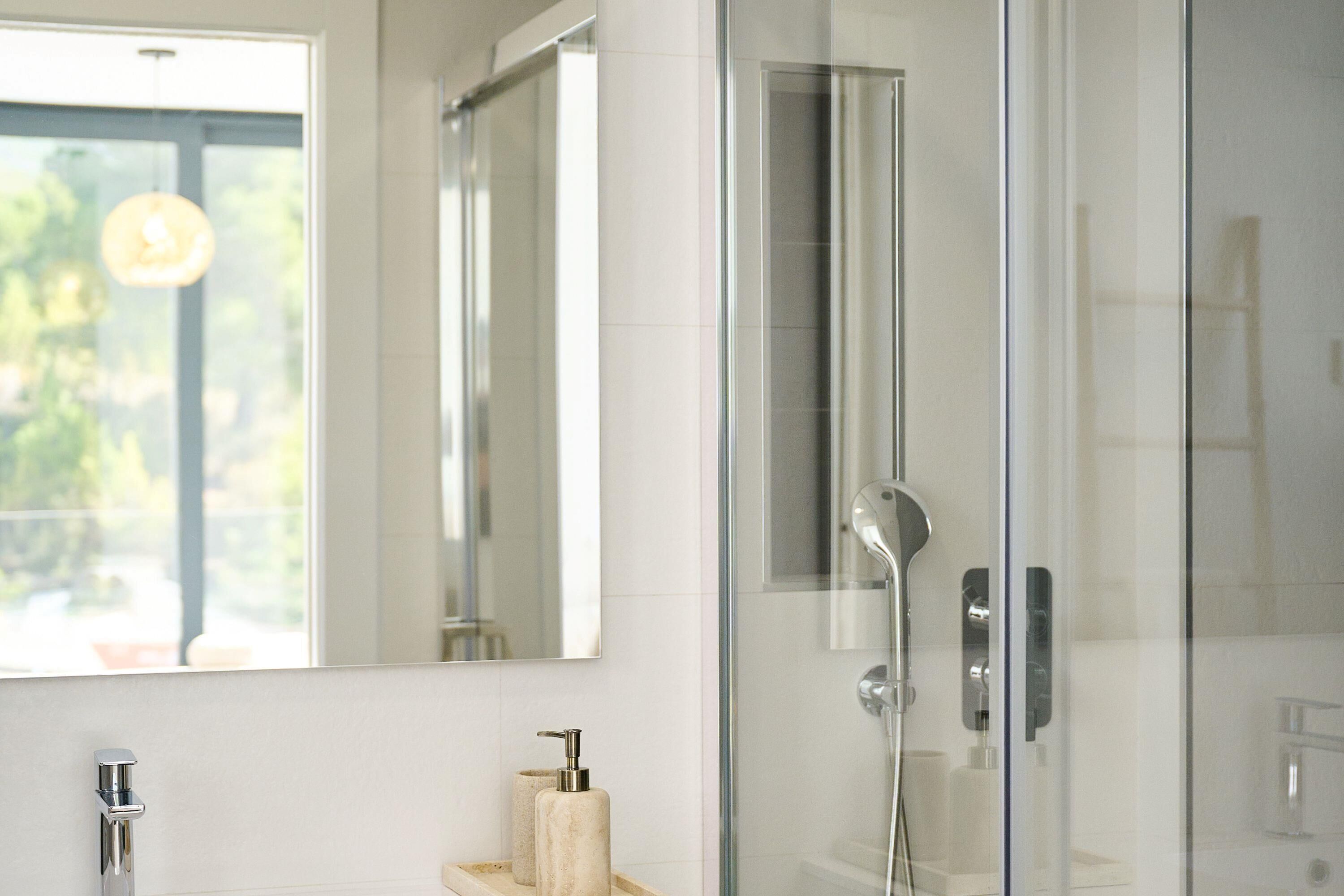 Een douche, een haardroger, handdoeken