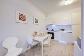 Apartamento familiar, 2 habitaciones, Aire acondicionado (Casa Bougainville Shared Pool &) | Cocina básica privada | Placa de cocina, cafetera o tetera, hervidor eléctrico y tostadora