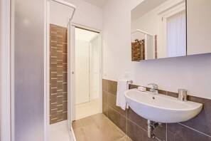 Familieleilighet, flere soverom (Casa Bougainville Shared Pool &) | Bad | Dusj, bidé, håndklær og såpe