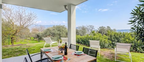 Family Apartment, 2 Bedrooms, Air conditioning (Casa Oleandri Shared Pool & Lake View) | Outdoor dining