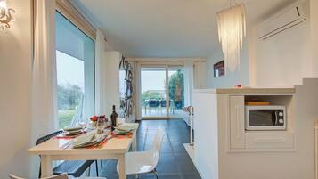 Căn hộ dành cho gia đình, nhiều phòng ngủ (Casa Oleandri Shared Pool & Lake View) | Khu ăn uống