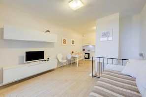 Apartamento familiar, 2 habitaciones, Aire acondicionado (Casa Bougainville Shared Pool &) | Zona de estar | Televisión de pantalla plana de 21 pulgadas con canales por cable