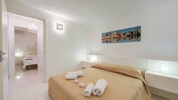 Family Apartment, Multiple Bedrooms (Casa Oleandri Shared Pool & Lake View)