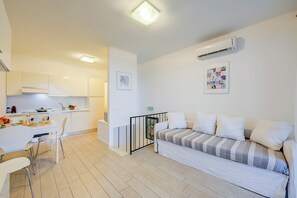 Familieleilighet, flere soverom (Casa Bougainville Shared Pool &) | Oppholdsområde | En 21-tommers Flatskjerm-TV med kabel-kanaler