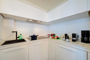 Apartament familiar, 2 dormitoris, aire condicionat (Casa Oleandri Shared Pool & Lake View) | Cuina privada | Placa de cuina, cafetera i tetera, bullidora elèctrica i torradora 