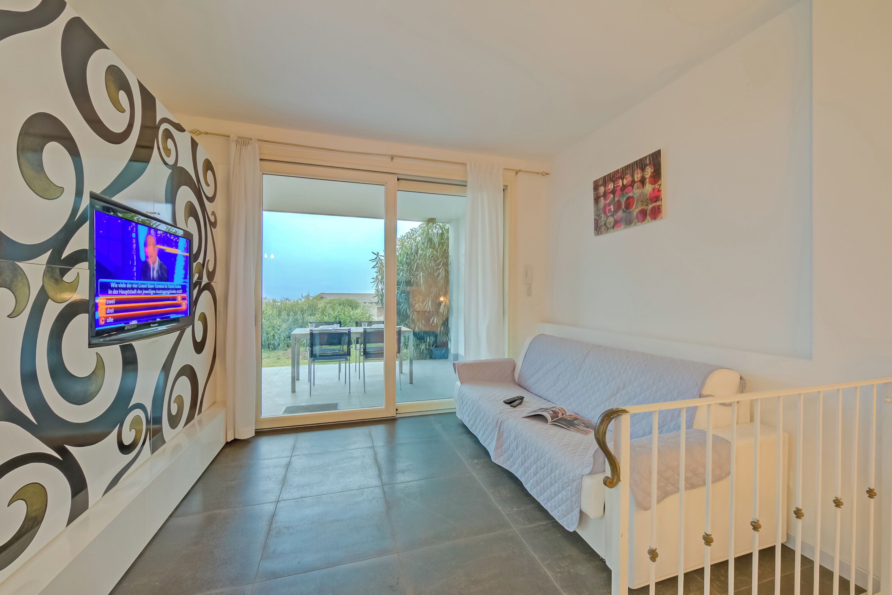 Familieleilighet, flere soverom (Casa Oleandri Shared Pool & Lake View) | Oppholdsområde | En 21-tommers Flatskjerm-TV med kabel-kanaler