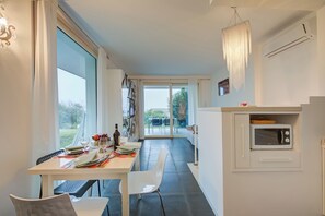 Familieleilighet, flere soverom (Casa Oleandri Shared Pool & Lake View) | Eget kjøkken | Kokeplater, kaffetrakter/tekoker, vannkoker og brødrister