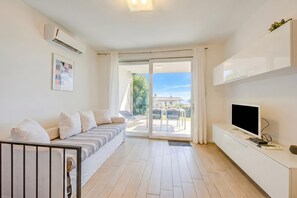 Familjelägenhet - flera sovrum (Casa Bougainville Shared Pool &) | Vardagsrum | 21-tums platt-tv med kabelkanaler