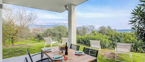 Family Apartment, Multiple Bedrooms (Casa Oleandri Shared Pool & Lake View) | Outdoor dining
