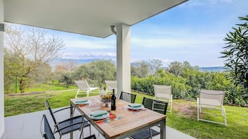 Family Apartment, Multiple Bedrooms (Casa Oleandri Shared Pool & Lake View) | Outdoor dining