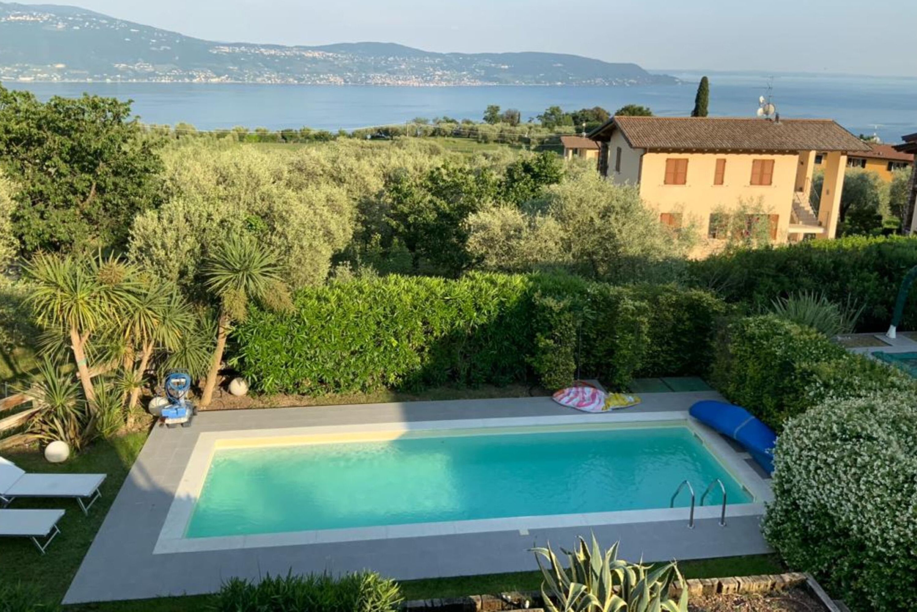 Familie appartement, meerdere slaapkamers (Casa Oleandri Shared Pool & Lake View) | Zwembad | Een seizoensgebonden buitenzwembad