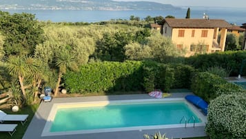 Hồ bơi ngoài trời phục vụ theo mùa