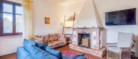 21-Zoll-Smart-TV mit Digitalempfang, Kamin