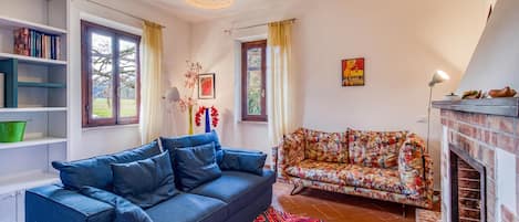 Appartement familial, plusieurs chambres, 2 salles de bains (Quercia 1 - Relax in Tuscany) | Aire de séjour | Téléviseur connecté de 21 po avec télévision numérique, foyer