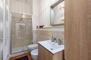 Familienapartment, Mehrere Schlafzimmer, 2 Bäder, Bergseite (Quercia 1 - Relax in Tuscany) | Badezimmer | Dusche, Bidet, Handtücher, Seife