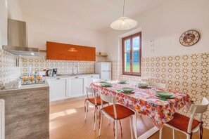 Familieleilighet, flere soverom, 2 bad, ved fjell (Quercia 1 - Relax in Tuscany) | Eget kjøkken | Kjøleskap, ovn, kokeplater og oppvaskmaskin