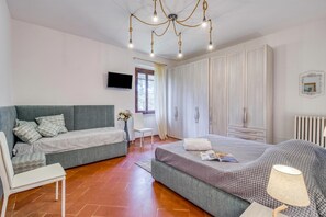 Familieleilighet, flere soverom, 2 bad, ved fjell (Quercia 1 - Relax in Tuscany) | 2 soverom, strykejern/-brett, wi-fi (inkludert) og sengetøy