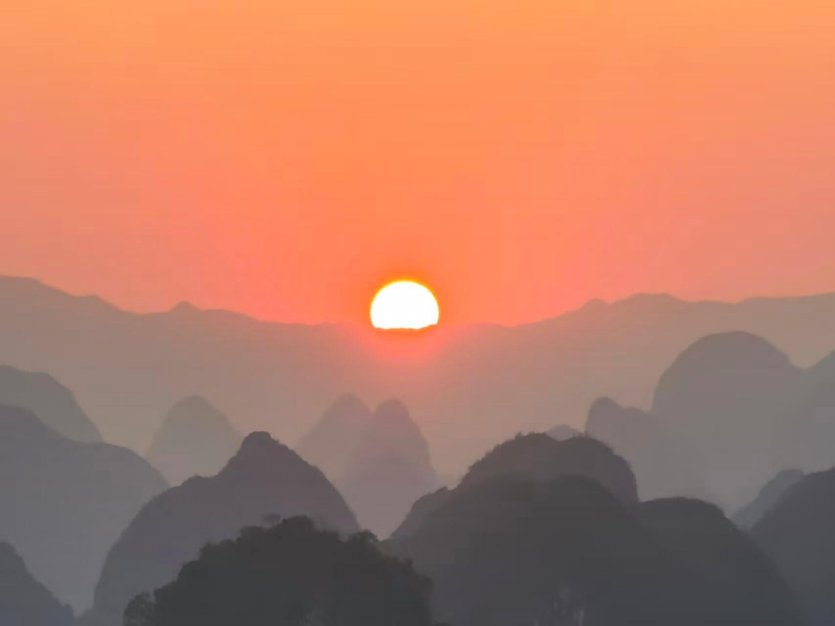 A sunset over a mountain range.