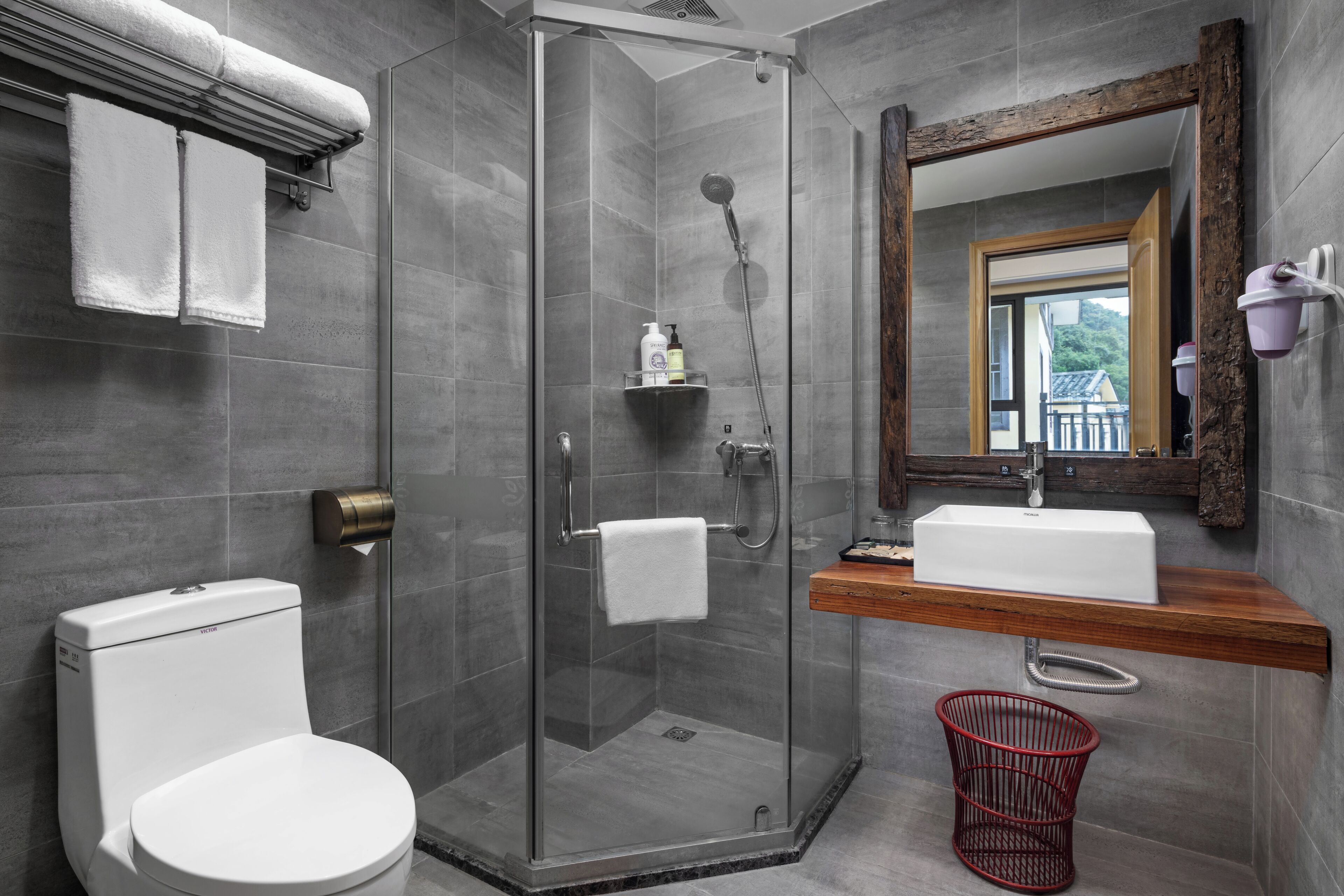 Shower, rainfall showerhead, free toiletries, hair dryer