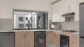 Appartement (3 Bedrooms) | Cuisine privée | Grand réfrigérateur, micro-ondes, four, plaque de cuisson