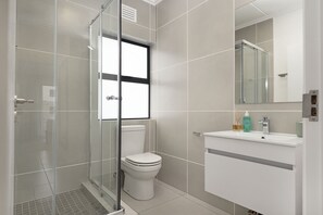 아파트 (3 Bedrooms) | 욕실 | 별도의 욕조 및 샤워 시설, 타월