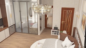 Un dormitorio con una cama grande, un candelabro, un armario y un zapatero.