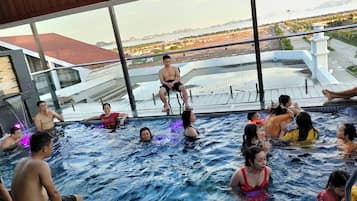 Piscine extérieure, chaises longues