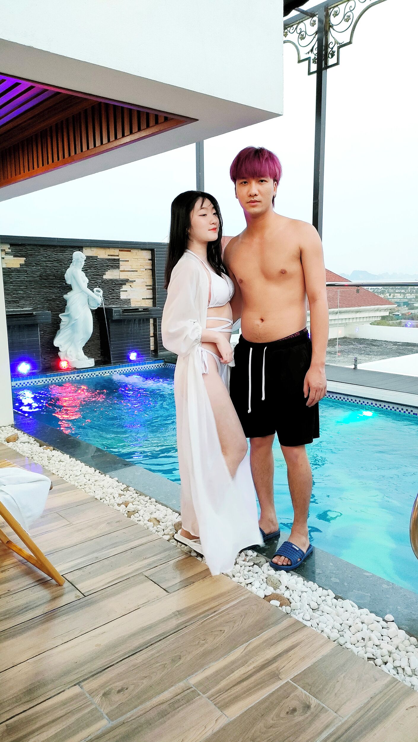 Kolam renang outdoor, dengan kursi berjemur