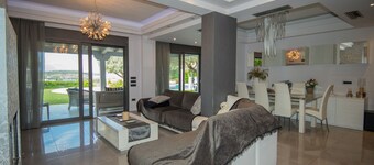 Villa Dalousa Retreat - 5 min to the beach 
private pool/jacuzzi spa