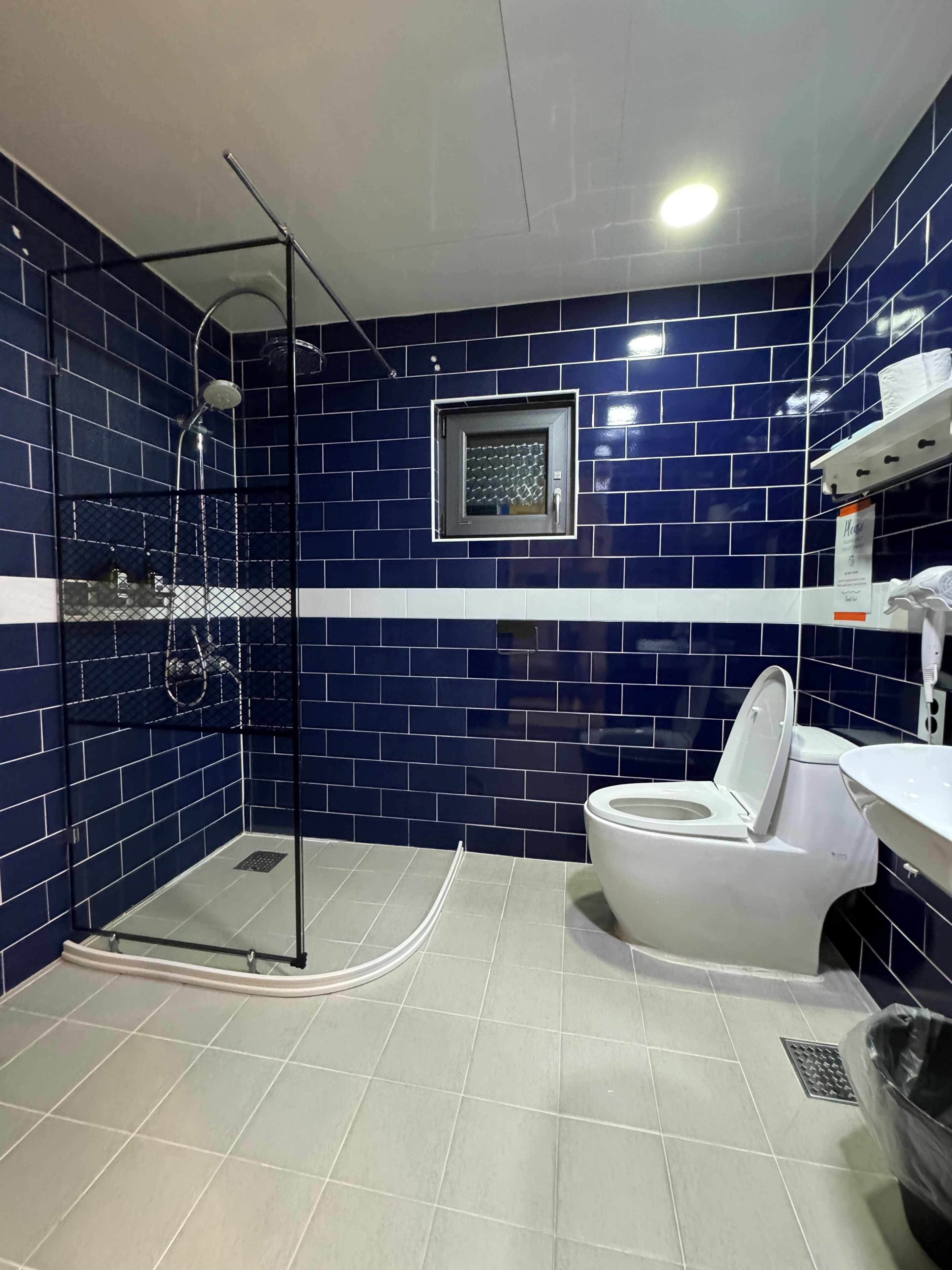 Exclusive Studio Suite (non-Korean nationals only) | 욕실 | 샤워 시설, 헤어드라이어, 슬리퍼, 타월