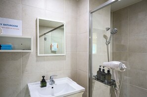 Premier House (non-Korean nationals only) | Badkamer | Een douche, een haardroger, pantoffels, handdoeken