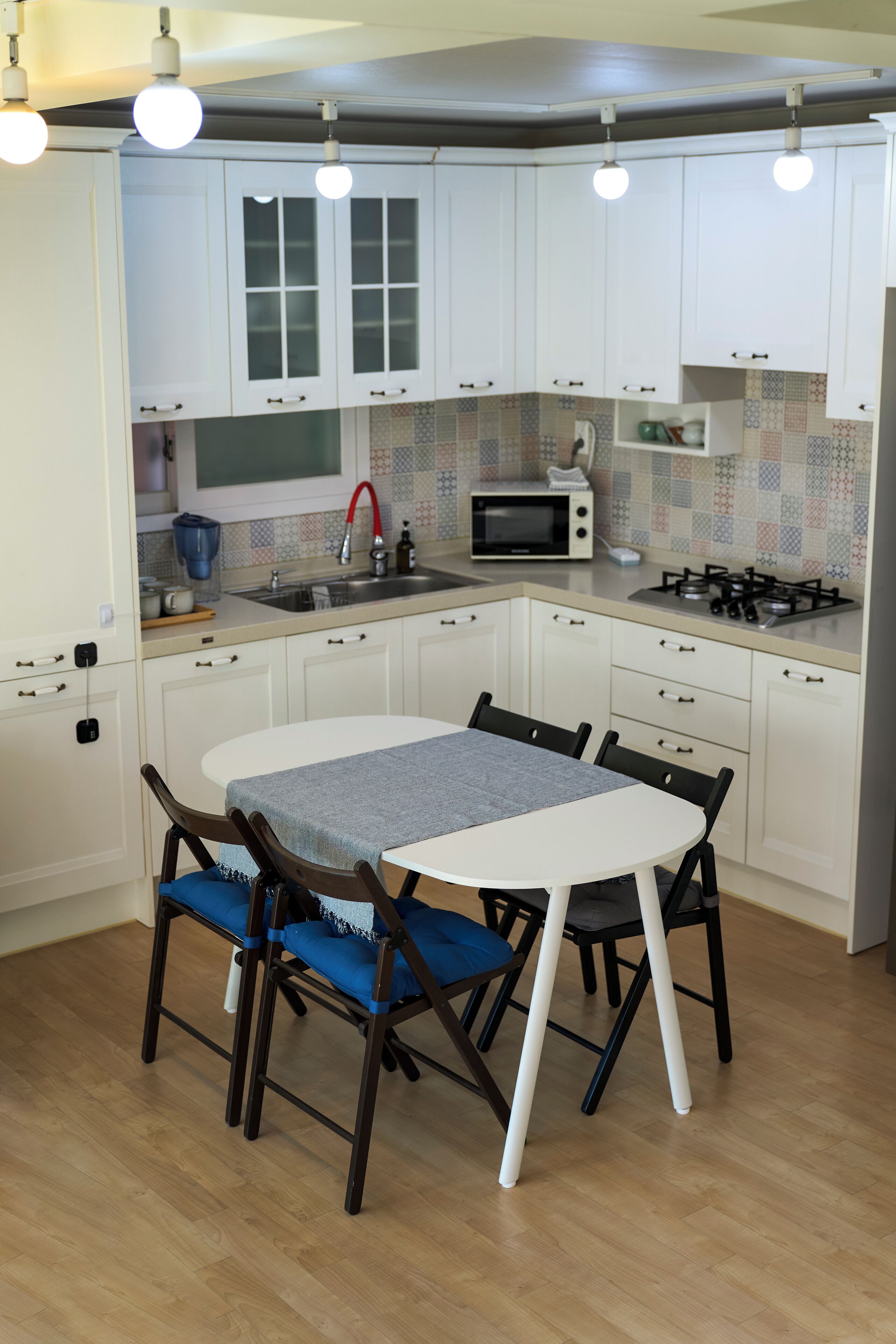 Premier House (non-Korean nationals only) | Private kitchen | Fridge, microwave, stovetop, cleaning supplies