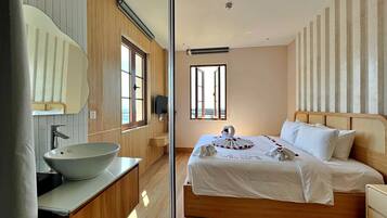 Habitación Deluxe doble, 1 cama de matrimonio, vistas al mar, mirando al mar | Sábanas de algodón egipcio y ropa de cama de alta calidad