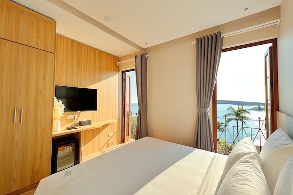 Deluxe Double Room, 1 Queen Bed, Balcony, Sea View | Egyptian cotton sheets, premium bedding, memory foam beds, minibar