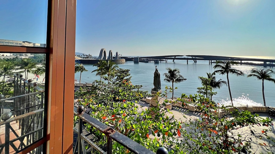 HANZ Lagoon Sunset Boutique Hotel
