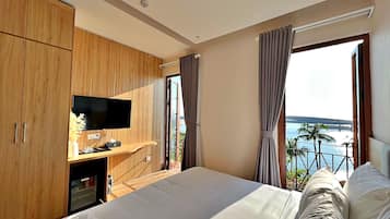 Kamar Double Deluks, 1 Tempat Tidur Queen, balkon, pemandangan laut | Area keluarga | Televisi LCD 32-inci dengan saluran TV kabel