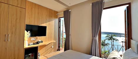 Kamar Double Deluks, 1 Tempat Tidur Queen, balkon, pemandangan laut | Area keluarga | Televisi LCD 32-inci dengan saluran TV kabel