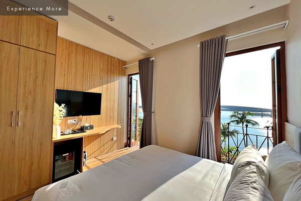 Deluxe Double Room, 1 Queen Bed, Balcony, Sea View | Living area | 32-inch LCD TV with cable channels