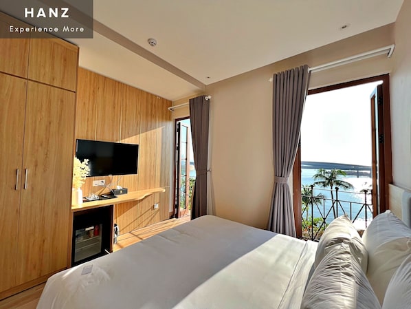 Deluxe tweepersoonskamer, 1 queensize bed, balkon, uitzicht op zee | Woonruimte | Een 32-inch lcd-televisie met kabelzenders