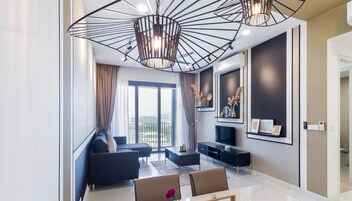 Signature Two Bedroom Suite | Area keluarga | Smart TV 42-inci dengan saluran TV kabel, Netflix, dan layanan streaming