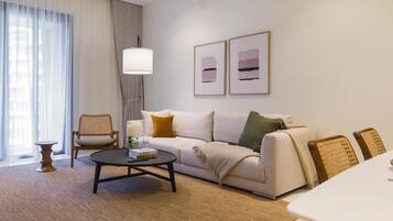 Three Bedroom Suites | Ruang tamu | 42 inci sebuah televisyen pintar dengan kabel, Netflix