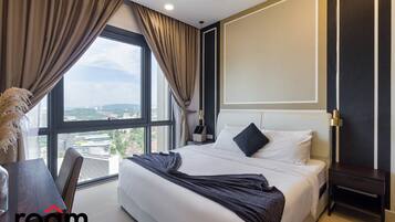 Une chambre d’hôtel avec un grand lit, un bureau et une vue sur la ville grâce à une grande fenêtre.